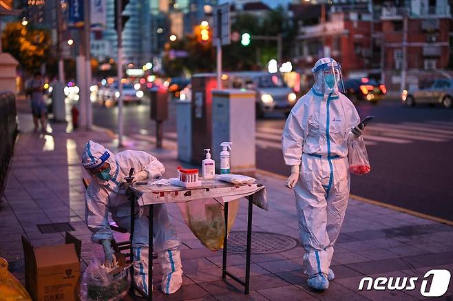 중국 상하이 징안구의 한 주거 지역에서 방역 담당자들이 코로나19 진단검사를 준비하고 있다. © AFP=뉴스1 © News1 강민경 기자