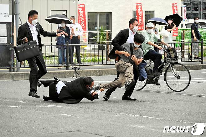 아베 신조(安倍晋三) 전 일본 총리가 8일 일본 서부 나라시에서 선거 유세 도중 총격을 맞고 쓰러진 가운데, 용의자가 현장에서 제압당하고 있다. © 로이터=뉴스1 © News1 임세영 기자