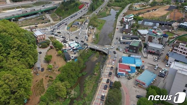 극심한 교통 정체로 차량이 꼬리를 물고 이어져 있는 고기교 주변 모습.(용인시 제공) © News1