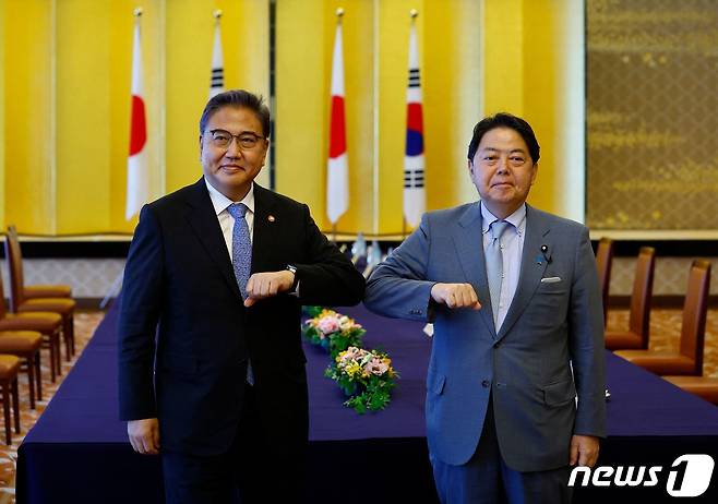 박진 외교부 장관(왼쪽)과 하야시 요시마사 일본 외무상이 18일 오후 일본 도쿄 미나토구 소재 외무성 이쿠라 공관에서 만나 회담에 앞서 팔꿈치를 맞대며 인사를 나누고 있다. © AFP=뉴스1 © News1 포토공용 기자