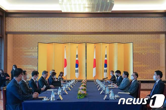 박진 외교부 장관과 하야시 요시마사 일본 외무상이 18일 오후 일본 도쿄 외무성 이쿠라 공관에서 회담하고 있다.(외교부 제공) 2022.7.18/뉴스1 © News1 민경석 기자