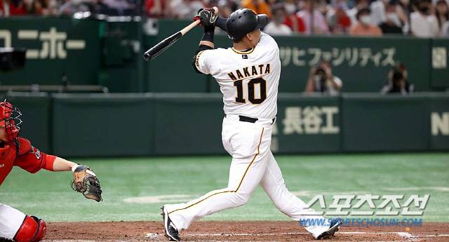 일본프로야구 요미우리 자이언츠가 17일 히로시마 카프에 패해 5위로 떨어졌다. 2018년 7월 이후 4년 만의 5위 추락이다. 3회말 홈런을 터트린 나카타 쇼. 사진출처=요미우리 자이언츠 홈페이지