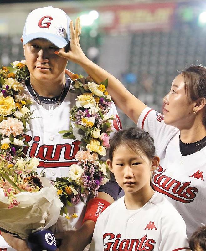 롯데 이대호(왼쪽)가 16일 잠실야구장에서 열린 은퇴 투어 행사에서 소감을 밝히고 눈물을 흘리자 아내 신혜정씨가 눈물을 닦아주고 있다. 이대호는 정규 리그 후반기에 전국 각 구장을 돌며 은퇴 투어를 이어갈 예정이다. 그는 은퇴 시즌임에도 전반기 타격 1위에 올랐고, 올스타 홈런 레이스에서도 우승했다. /뉴시스