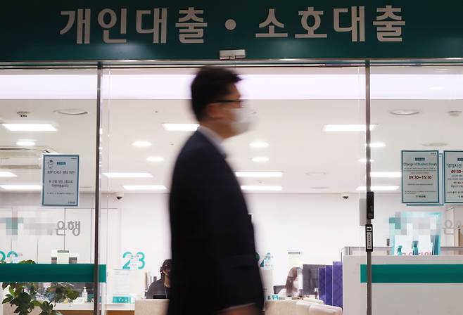 지난 주 한국은행 금통위는 이날 기준금리를 한꺼번에 0.50%포인트 올렸다. 이에 따라 대출금리가 기준금리 인상 폭만큼만 올라도 가계대출자의 이자 부담은 24조원 가까이 불어날 것으로 추정된다. /연합뉴스