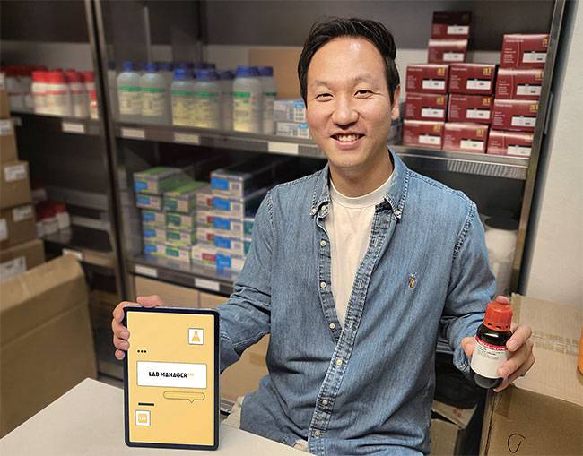 김건우 스마트잭 대표 고려대 화공생명공학과,전 삼성전자·삼성디스플레이상품기획 담당 김건우 스마트잭 대표가 연구실 관리 솔루션 ‘랩 매니저’ 앱과 시약을 들어보이고 있다. 사진 장우정 기자