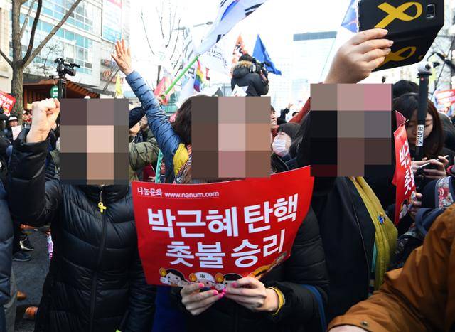 2017년 3월 10일 오후 서울 종로구 안국역 인근에서 헌법재판소의 '박근혜 대통령 탄핵 인용'을 기원하는 시민들이 모여 기쁨을 나누고 있다. 한국일보 자료사진