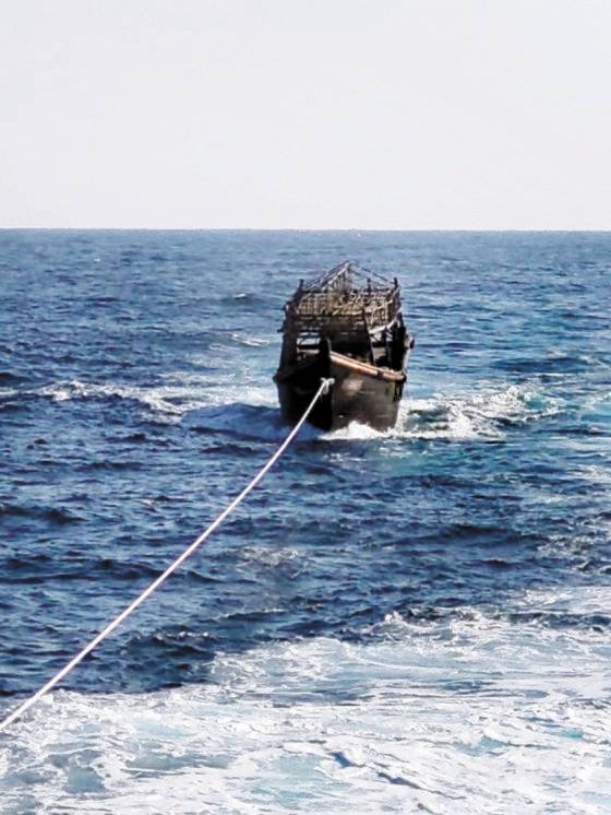 2019년 11월 2일 한국군에 나포될 때 북한 어민 2명이 타고 있던 목선. 선체가 워낙 작아 이 어민들이 과연 16명을 살해할 수 있었겠냐는 지적도 나온다.   [연합뉴스]