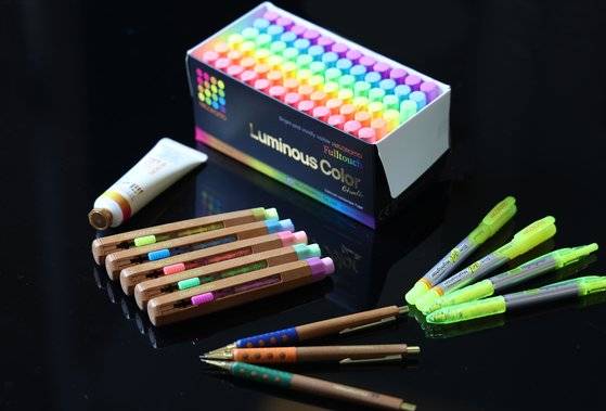 지난 5일 필즈상을 수상한 허준이 미 프린스턴대 교수가 평소 애용한다고 밝힌 분필 '하고로모'. 하고로모를 생산하는 세종몰은 최근 친환경 형광펜 등 다양한 제품을 선보이고 있다. 김경록 기자