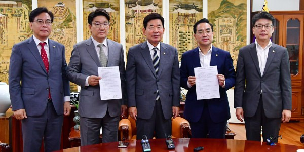 국민의힘 권성동 대표 직무대행 겸 원내대표와 더불어민주당 박홍근 원내대표가 18일 국회에서 '민생경제안정특별위원회' 구성 결의안 처리 합의문을 들어 보이고 있다. 국회사진기자단