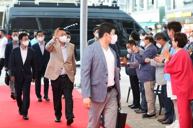 윤석열 대통령이 16일 오후 충남 보령 대천해수욕장에서 열린 '2022 보령해양머드박람회' 개막식에 참석하면서 몰려든 시민들에게 손 흔들어 인사하고 있다. 대통령실 제공