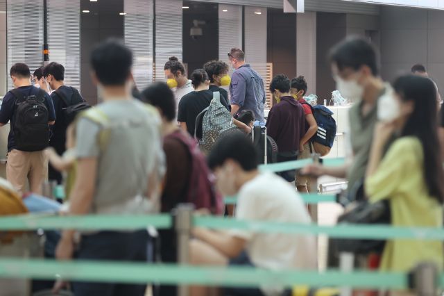 국제선 여객 운항이 회복세를 보이는 지난 17일 인천국제공항 제2여객터미널의 한 대형항공사 체크인 카운터가 탑승객들로 붐비고 있다. 연합뉴스