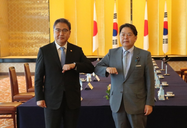 18일 오후 일본 도쿄도 미나토구 소재 외무성 이쿠라공관에서 박진 한국 외교부 장관과 하야시 요시마사 일본 외무상이 회담에 앞서 인사를 나누고 있다. 연합뉴스