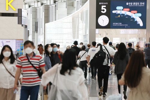 지난 5월 인천국제공항 출국장에 여행객들이 오가고 있다. [사진 출처 = 연합뉴스]