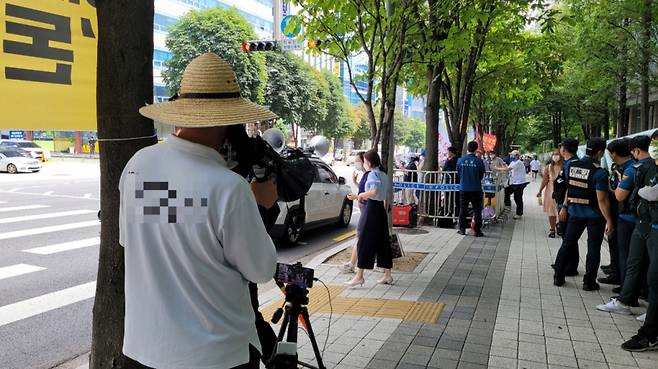 18일 서울 서초구 서초동 법원청사 인근. 윤석열 대통령 반대 시위를 이어가는 서울의소리 옆에서 신자유연대측 김상진 사무총장이 확성기로 발언하고 있는 모습./사진=김도균 기자