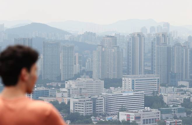 서울 남산에서 바라본 아파트 단지. [연합]