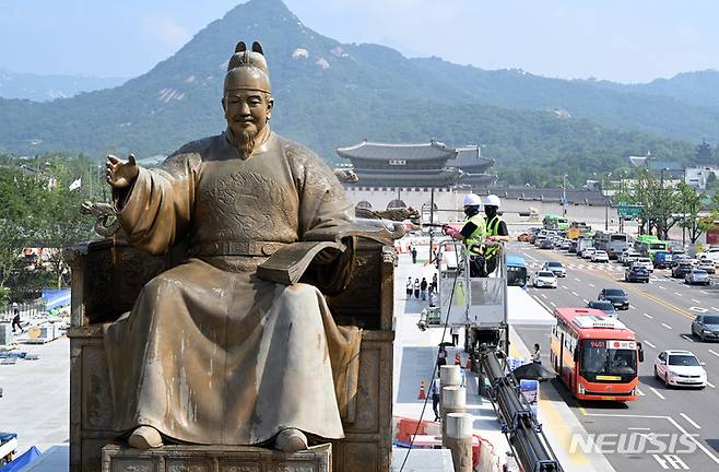 [서울=뉴시스] 백동현 기자 = 18일 오전 서울 종로구 광화문광장에서 관계자가 세종대왕상을 세척하고 있다. 광화문광장 동상 세척은 지난 2020년 4월 세척 이후 27개월 만에 재개되는 것이다. (공동취재사진) 2022.07.18. photo@newsis.com