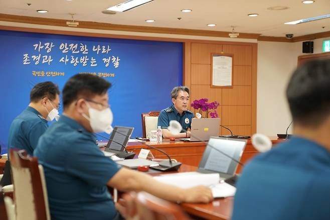 [서울=뉴시스]윤희근 경찰청장 후보자가 18일 경찰청에서 전국 경찰 화상회의를 주재하고 있다.(사진=경찰청 제공) *재판매 및 DB 금지