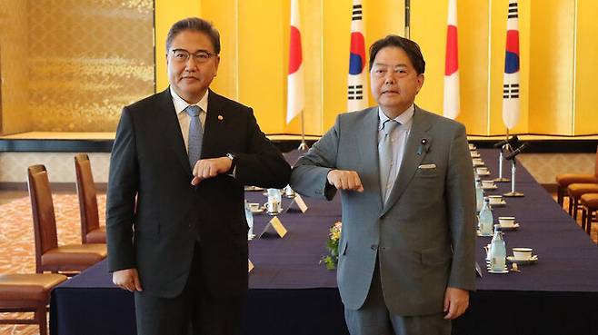 박진 한국 외교부 장관(왼쪽)과 하야시 요시마사 일본 외무상