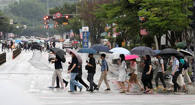 지난 13일 서울 강남구 삼성동 일대에서 우산을 쓴 시민들이 출근길 발걸음을 옮기고 있다. 뉴스1