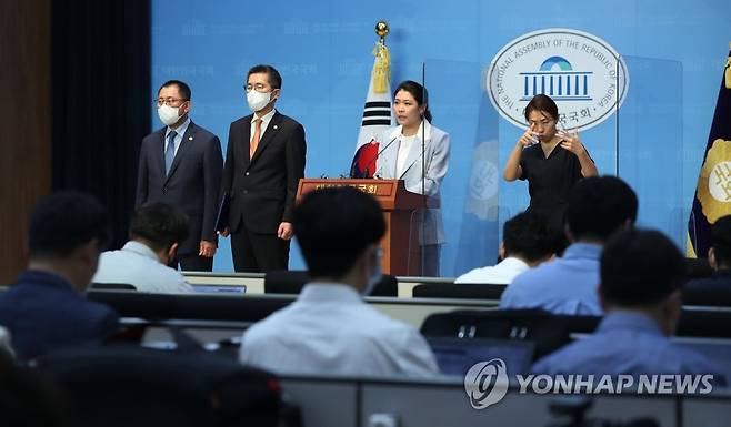 의사협회·약사협회 비대면 진료 관련 공동 기자회견 (서울=연합뉴스) 하사헌 기자 = 더불어민주당 신현영 의원이 18일 오후 서울 여의도 국회 소통관에서 열린 '의사협회·약사협회 비대면 진료 관련 공동 기자회견'에서 원격의료와 비대면 진료의 올바른 정착을 위한 정부의 신속한 대책 마련을 촉구하고 있다. 왼쪽부터 대한약사회 최광훈 회장, 대한의사협회 이필수 회장, 신 의원. 2022.7.18 [국회사진기자단] toadboy@yna.co.kr