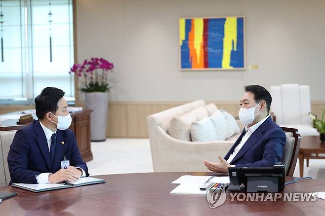 국토교통부 업무보고 받는 윤석열 대통령 (서울=연합뉴스) 서명곤 기자 = 윤석열 대통령이 18일 오후 서울 용산 대통령실청사에서 원희룡 국토교통부 장관으로부터 부처 업무보고를 받고 있다. 2022.7.18 [대통령실 제공, 재판매 및 DB 금지] seephoto@yna.co.kr