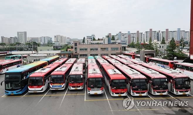 파업 돌입한 경진여객 (수원=연합뉴스) 홍기원 기자 = 경기 수원지역에서 서울 등으로 오가는 광역버스 160여 대를 운행하는 경진여객 노조가 파업에 돌입한 지난 11일 오전 경기도 수원시 권선구 차고지에 버스들이 주차돼 있다. 2022.7.11 xanadu@yna.co.kr