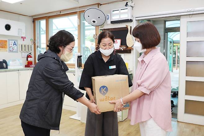 '수돗물 유충 사태' 창원시에 식수 지원 [창원시 제공. 재판매 및 DB 금지]