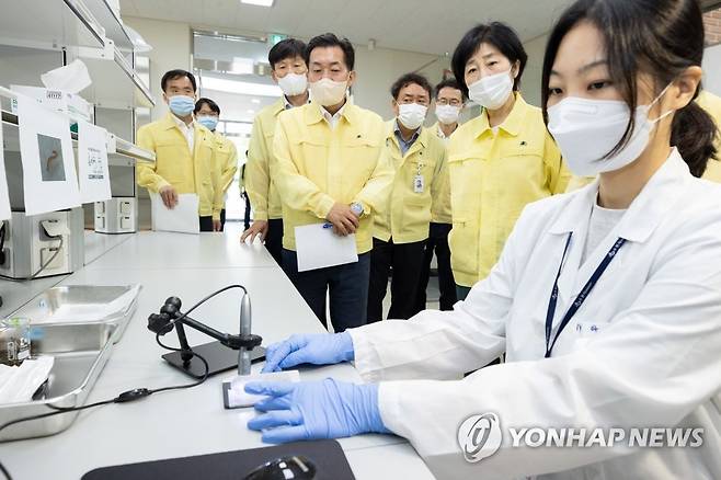 한화진 환경부 장관이 15일 오전 수돗물에서 깔따구 유충이 발견된 수원시 광교정수장을 방문해 정수장 위생관리 실태를 점검하고 있다. [환경부 제공. 재판매 및 DB 금지]