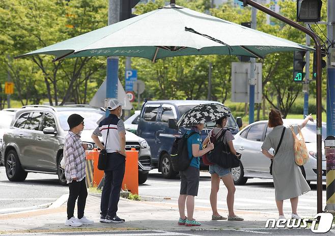 부산 부산진구 부산시민공원 앞 횡단보도 무더위그늘막 아래에서 시민들이 더위를 피해 신호를 기다리고 있다 20222.7.7/뉴스1 © News1 김영훈 기자