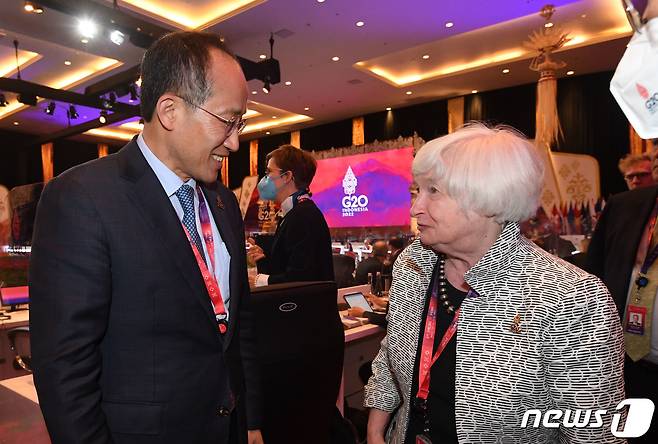 G20 재무장관·중앙은행총재회의 참석차 인도네시아 발리를 방문 중인 추경호 경제부총리 겸 기획재정부 장관이 15일 발리 누사두아 컨벤션센터(BNDCC)에서 재닛 옐런 미국 재무장관과 대화하고 있다. (기획재정부 제공) 2022.7.15/뉴스1