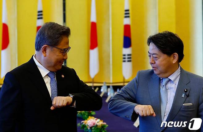 박진 외교부 장관(왼쪽)과 하야시 요시마사 일본 외무상이 18일 오후 일본 도쿄 미나토구 소재 외무성 이쿠라 공관에서 만나 회담에 앞서 팔꿈치를 맞대며 인사를 나누고 있다. © AFP=뉴스1 © News1 포토공용 기자