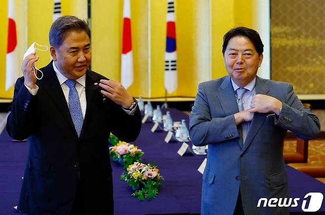 박진 외교부 장관(왼쪽)과 하야시 요시마사 일본 외무상이 18일 오후 일본 도쿄 미나토구 소재 외무성 이쿠라 공관에서 만나 마스크를 벗고 있다. © AFP=뉴스1 © News1 포토공용 기자