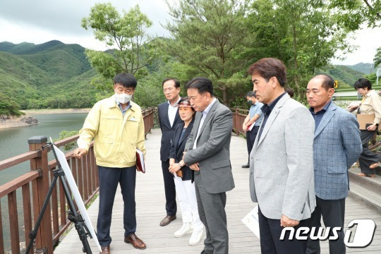 김영환 충북지사와 최재형 보은군수가 속리산 비룡호수 풍경단지 일대를 둘러보고 있다. (보은군 제공)© 뉴스1