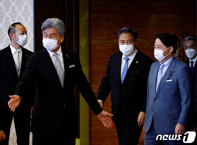 박진 외교장관이 18일(현지시간) 도쿄 외무성 이쿠라 공관에서 하야시 요시마사 일본 외무상과 회담장에 들어 가고 있다. © 로이터=뉴스1 © News1 우동명 기자