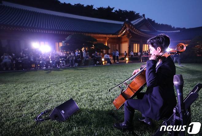 19일 밤 서울 종로구 청와대에서 열린 '청와대, 한여름 밤의 산책' 언론공개 행사에서 참석자들이 첼로 가야금 퓨전공연을 관람하고 있다. 2022.7.19/뉴스1 © News1 송원영 기자