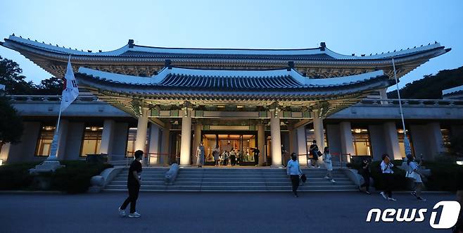 19일 밤 서울 종로구 청와대에서 열린 '청와대, 한여름 밤의 산책' 언론공개 행사에서 참석자들이 본관을 살펴보고 있다.  2022.7.19/뉴스1 © News1 송원영 기자