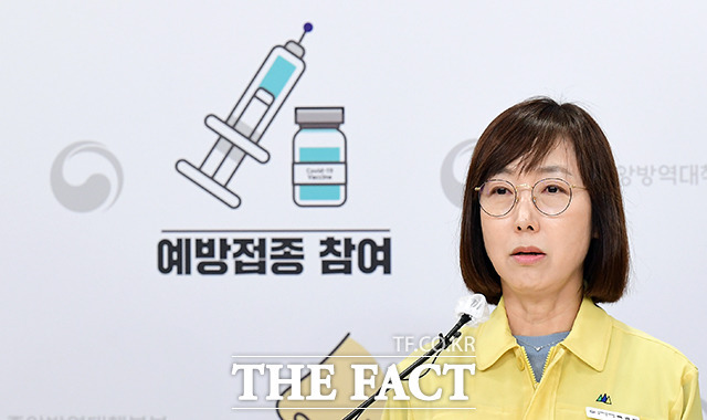 백경란 질병관리청장이 19일 오전 충북 청주 오송 질병관리청에서 코로나19 정례브리핑을 하고 있다./청주=임영무 기자