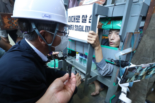 파업현장 찾은 고용장관     



이정식(왼쪽) 고용노동부 장관이 19일 경남 거제시 아주동 대우조선해양 옥포조선소 파업 현장을 방문해 조선소 독 화물창 바닥 철 구조물 안에서 농성 중인 유최안 금속노조 거제통영고성 조선하청지회 부지회장과 면담하고 있다.       







거제=연합뉴스