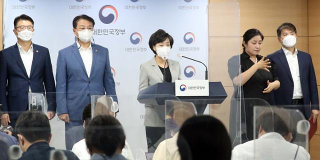 박순애(가운데) 사회부총리 겸 교육부 장관이 19일 서울 종로구 세종대로 정부서울청사에서 반도체 관련 인재양성 방안 관계부처 합동 브리핑을 하고 있다. 뉴스1