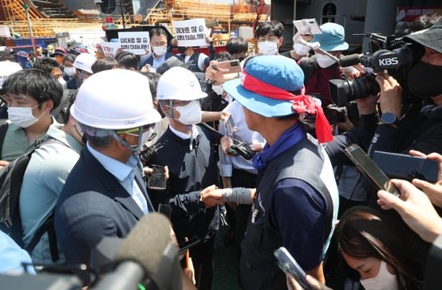 이정식 고용노동부 장관이 19일 오후 경남 거제시 아주동 대우조선해양 옥포조선소 파업 현장을 방문해 김형수 거제통영고성 조선지회 김형수 지회장과 악수하고 있다. 거제=연합뉴스