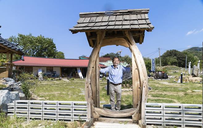 돈이 없어서 담장을 쌓다 말았냐고 묻는 사람도 더러 있다고 합니다. ″오가는 사람들이 그냥 눈길로라도 오가게끔 하려고 담장을 쌓지 않았다″는 게 그의 답입니다.
