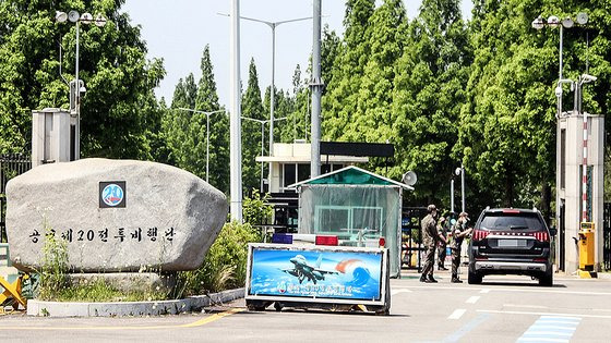 충남 서산에 있는 공군 20전투비행단 정문. 19일 오전 이 부대 영내 독신자 숙소에서 항공정비전대 소속 A 하사가 숨진 채 발견됐다. 연합뉴스