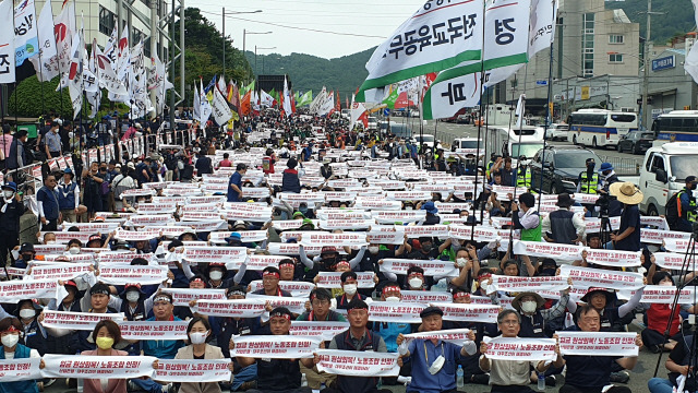 ▲ 전국민주노동조합총연맹(민주노총)이 8일 경남 거제 대우조선 남문 앞 도로에서 조선소 하청노동자 투쟁 승리 결의대회를 열고 있다.  [금속노조 경남지부 제공]