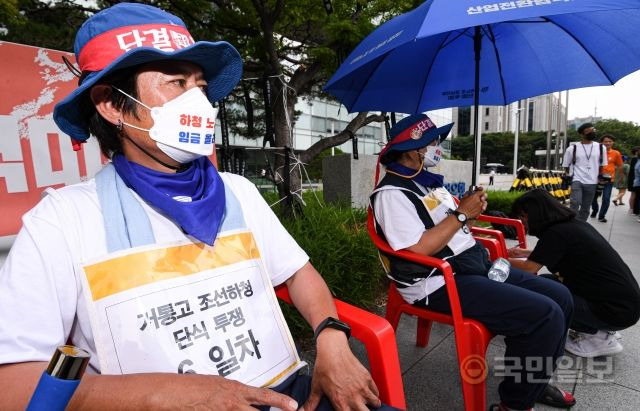 19일 서울 여의도 산업은행 앞에서 7.23 대우조선 희망버스 계획 발표 기자회견 "이대로 살 수는 없지 않습니까?"가 열리고 있는 가운데 대우조선 하청노동자가 단식 투쟁을 펼치고 있다.