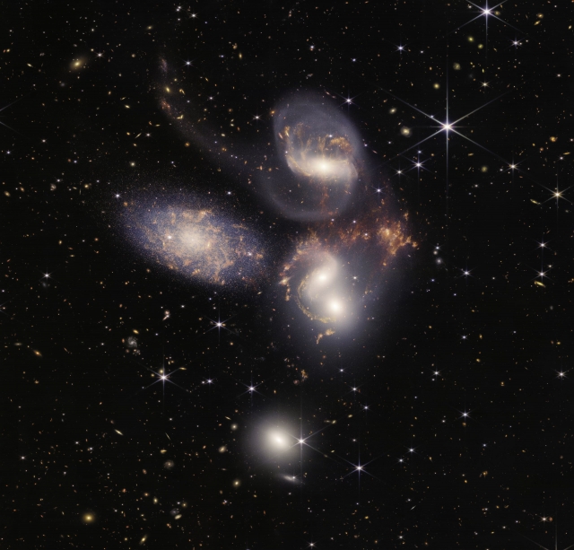 약 2억9000만 광년 밖 페가수스자리에 있는 은하군인 ‘스테판의 오중주’(Stephan's Quintet). 1877년 최초로 발견된 소은하군이다. NASA 홈페이지