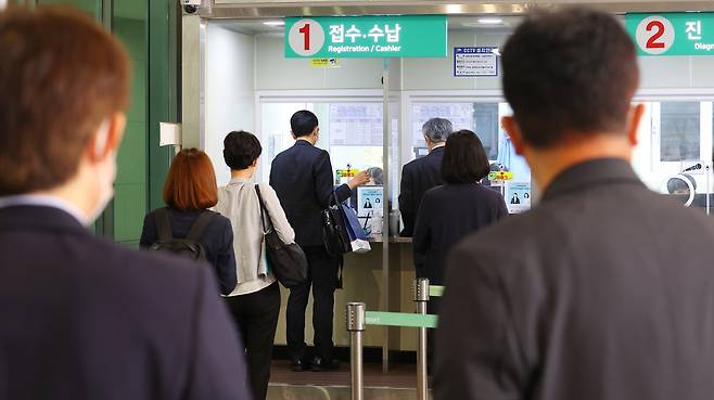 코로나19 확진자 수가 매주 두배 가량씩 늘어나 19일 7만명을 돌파하면서 소상공인들 사이 불안이 커지고 있다. 사진은 19일 오전 인천국제공항 제2여객터미널에 마련된 코로나19 검사센터에서 관련 서류를 제출하기 위해 대기하고 있는 일본인 탑승객. [연합]