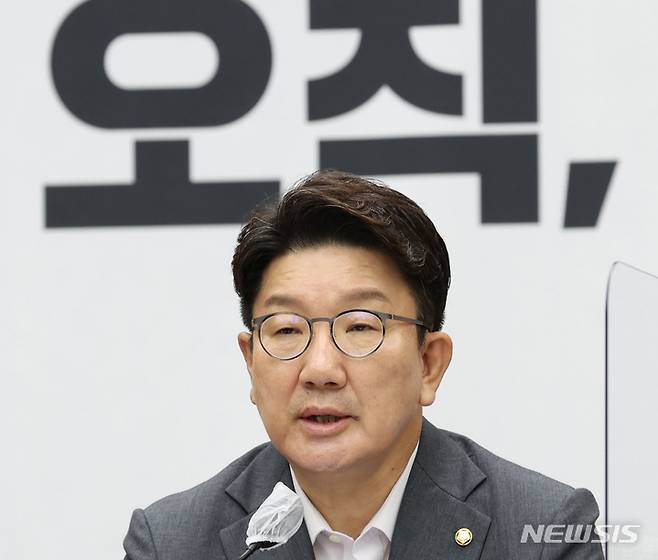 [서울=뉴시스] 전진환 기자 = 권성동 국민의힘 대표 직무대행 겸 원내대표가 19일 오전 서울 여의도 국회에서 열린 원내대책회의에서 발언하고 있다. (공동취재사진) 2022.07.19. photo@newsis.com