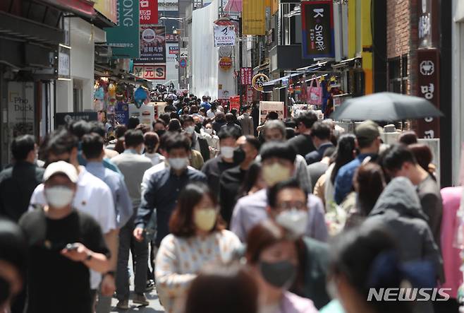 [서울=뉴시스] 고승민 기자 =  점심시간 즈음 서울 명동에서 직장인들이 점심식사를 하기 위해 이동하고 있다.  2022.05.06. kkssmm99@newsis.com