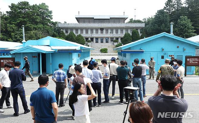 [서울=뉴시스] 사진공동취재단 = 판문점 공동경비구역(JSA) 일반 견학이 재개된 가운데 19일 경기 파주시 판문점 앞이 내외신 기자들로 붐비고 있다. 2022.07.19. photo@newsis.com