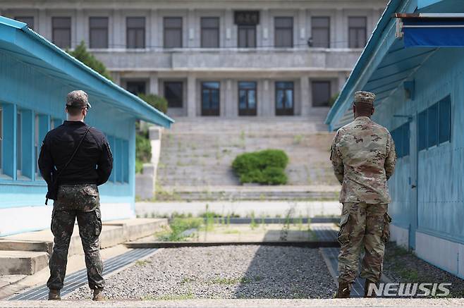 [서울=뉴시스] 사진공동취재단 = 판문점 공동경비구역(JSA) 일반 견학이 재개된 가운데 19일 경기 파주시 판문점에서 주한미군과 한국군이 근무를 서고 있다. 2022.07.19. photo@newsis.com